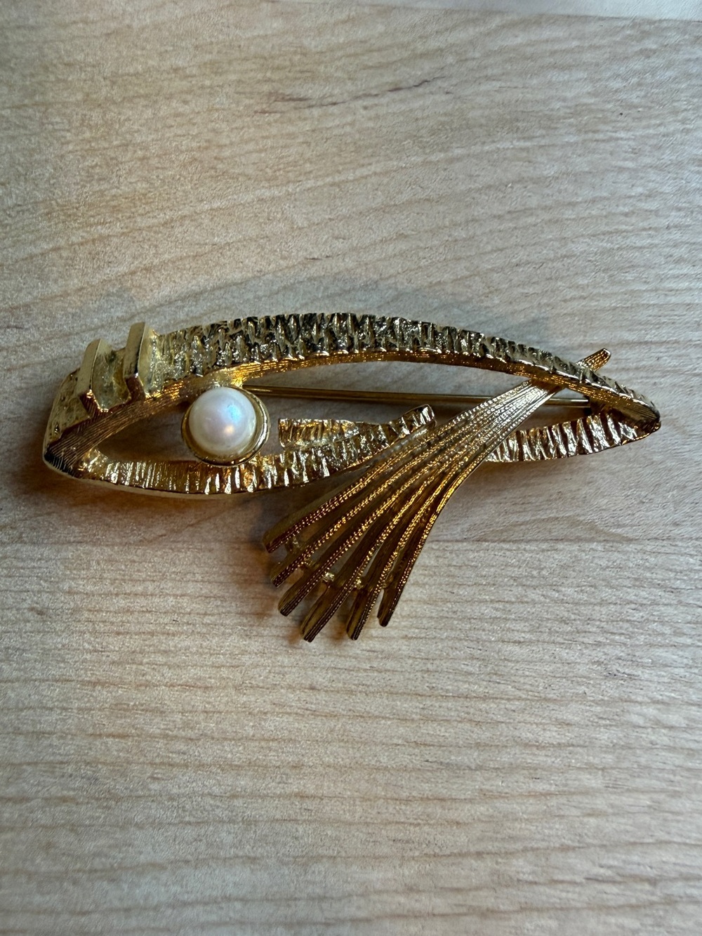 Vintage Brutalist Gold Tone Faux Pearl Brooch Textured Modernist Abstract Pin 60